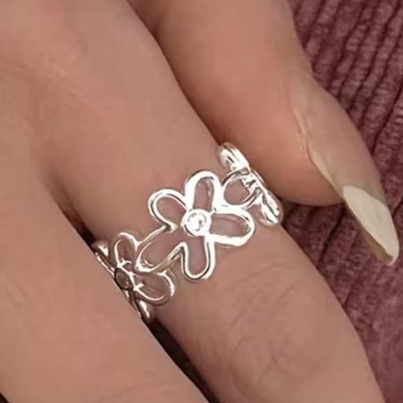 Adjustable Silver Flower Ring Size 6.5/7 - Picture 4 of 4